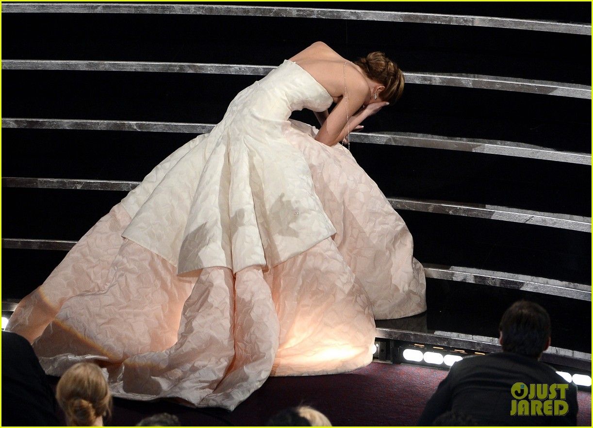 jennifer-lawrence-wins-best-actress-falls-on-stage-02